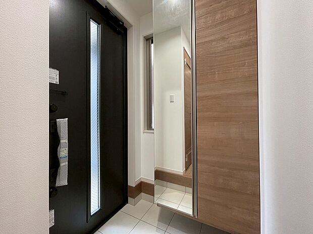 シューズボックスを完備した玄関です。