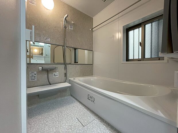 一日の疲れを癒すバスルームは、心地よいリラックスを叶える清潔感溢れる空間です。