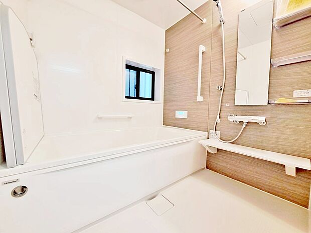 一日の疲れを癒すバスルームは、心地よいリラックスを叶える清潔感溢れる空間です。