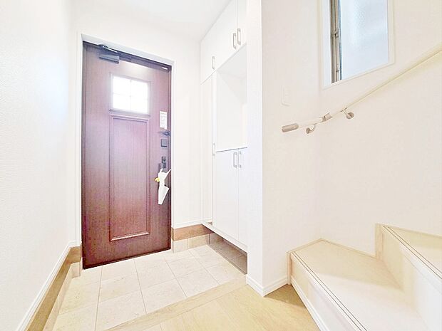 シューズボックスを完備した玄関です。