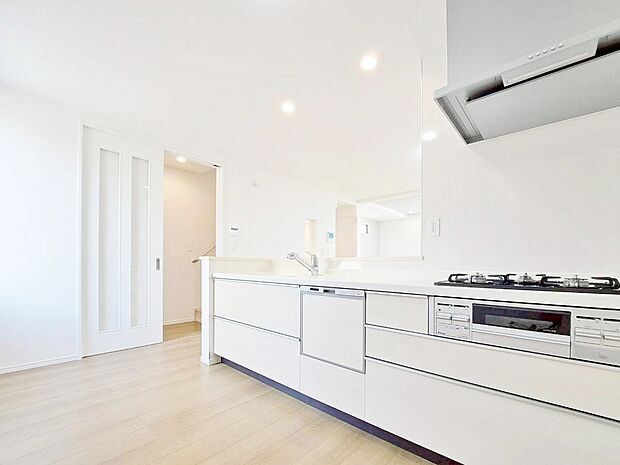 スマートな意匠と充実の機能を備えたキッチンが、暮らしにおいしい彩りを添えます。