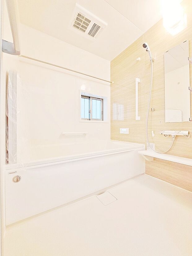 一日の疲れを癒すバスルームは、心地よいリラックスを叶える清潔感溢れる空間です。