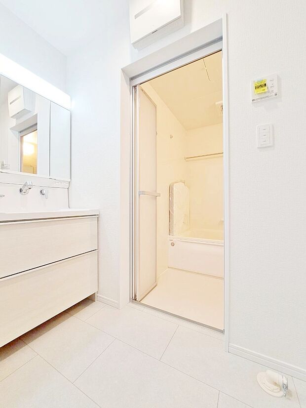 清潔感と心地よさを重視した、上質感漂うパウダールーム。