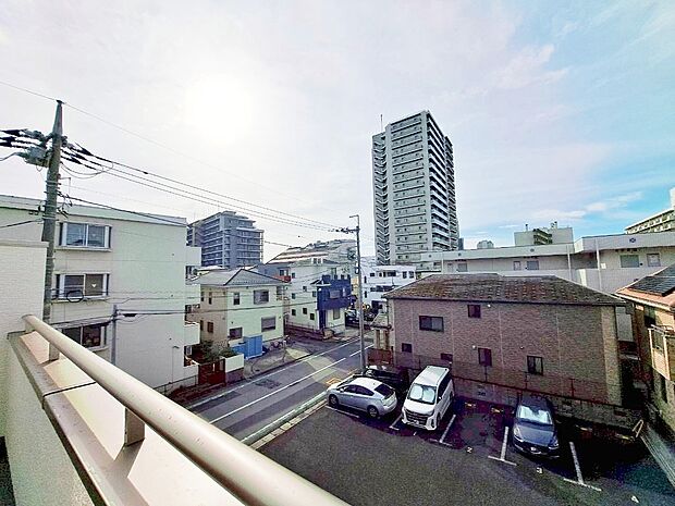 窓を開けると広がる青空。心をリフレッシュして日々を過ごしていきましょう。