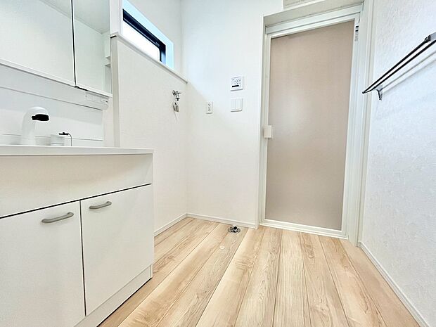 清潔感と心地よさを重視した、上質感漂うパウダールーム。