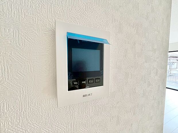 来訪者と通話ができ、モニターで姿が確かめられるインターホンを採用。暮らしの安心感を一層高めます。