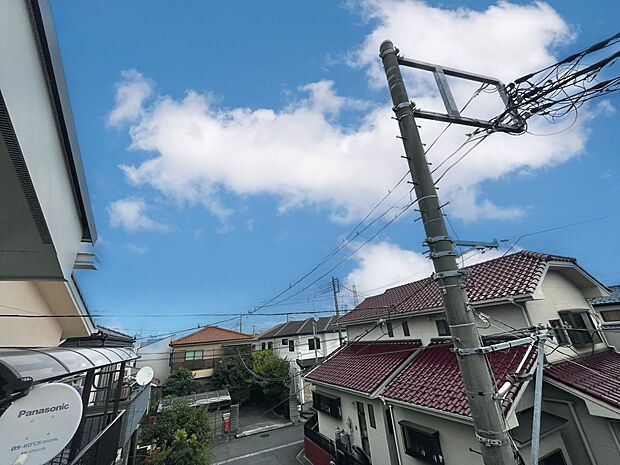 窓を開けると広がる青空。心をリフレッシュして日々を過ごしていきましょう。