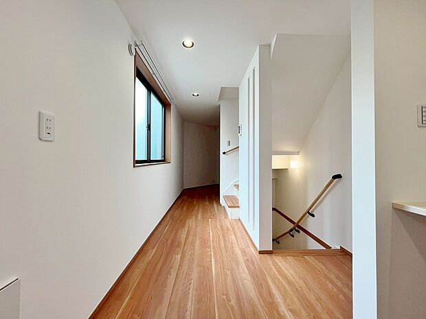 忙しく過ぎゆく日常を置き去るほど、ゆったりした時間が流れるリビング。