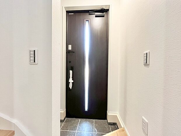 シューズボックスを完備した玄関です。