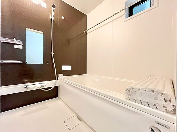 一日の疲れを癒すバスルームは、心地よいリラックスを叶える清潔感溢れる空間です。