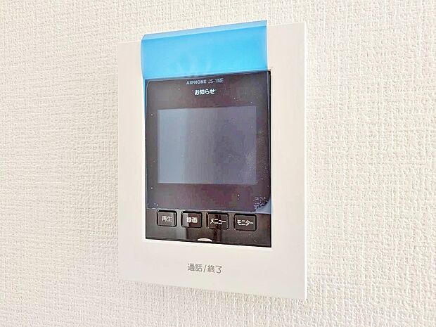 来訪者の様子を室内モニターでチェック。不在時の来訪者を録画できて犯罪抑止効果も期待できます。