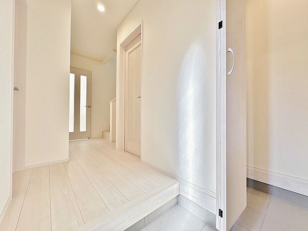 シューズボックスを完備した玄関です。