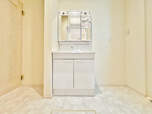 清潔感と心地よさを重視した、上質感漂うパウダールーム。