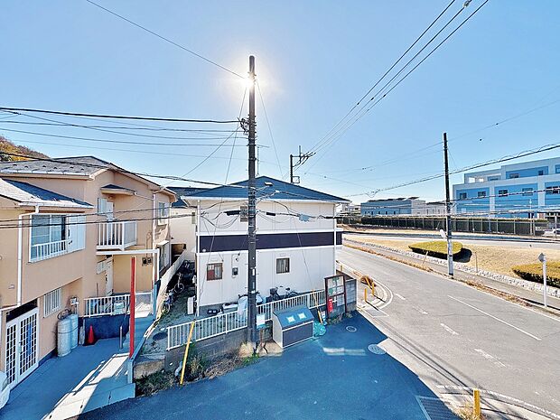 窓を開けると広がる青空。心をリフレッシュして日々を過ごしていきましょう。