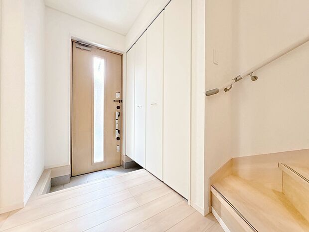 シューズボックスを完備した玄関です。