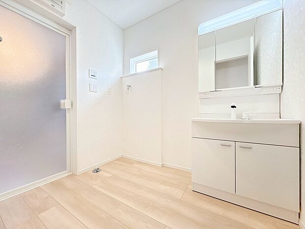 清潔感と心地よさを重視した、上質感漂うパウダールーム。