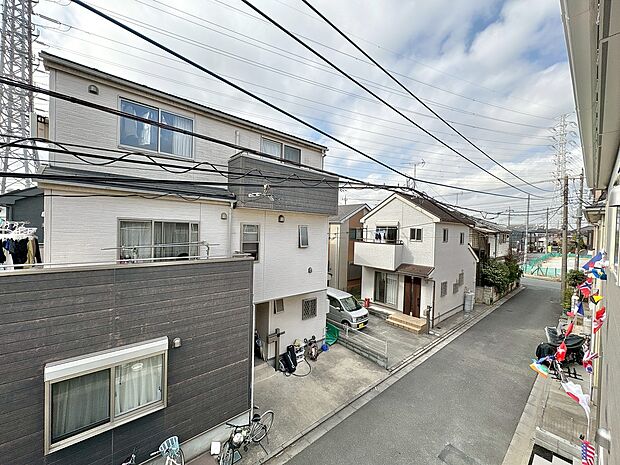 窓を開けると広がる青空。心をリフレッシュして日々を過ごしていきましょう。