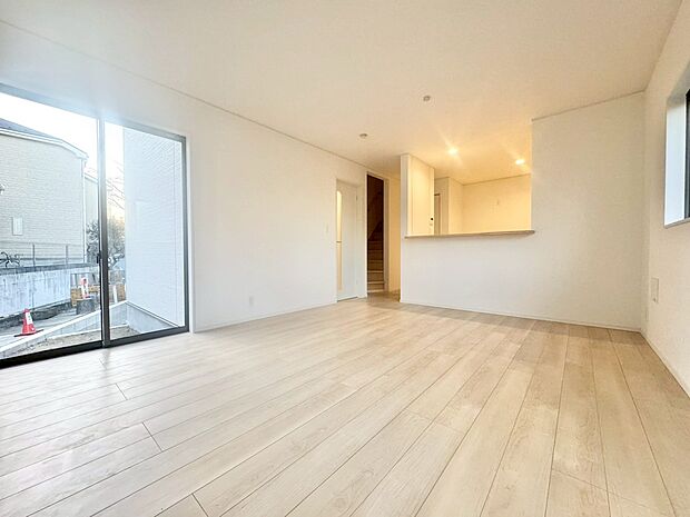 忙しく過ぎゆく日常を置き去るほど、ゆったりした時間が流れるリビング。