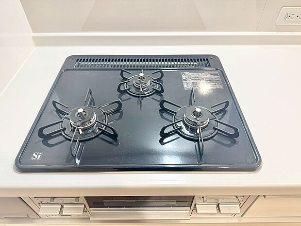3口コンロで、お料理の効率もアップ。使い勝手の良さを考えました。