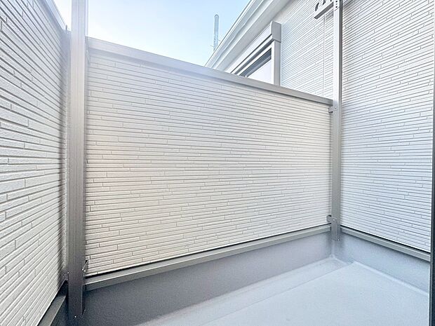 暮らしの中で、光と風を演出してくれるバルコニー。