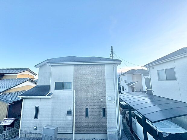 窓を開けると広がる青空。心をリフレッシュして日々を過ごしていきましょう。