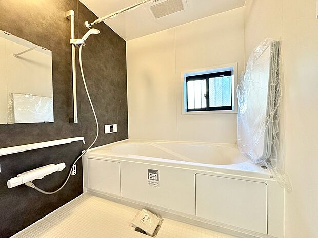 一日の疲れを癒すバスルームは、心地よいリラックスを叶える清潔感溢れる空間です。