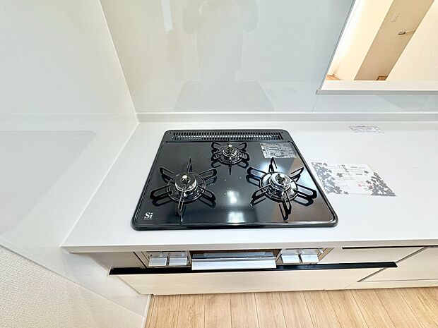 3口コンロで、お料理の効率もアップ。使い勝手の良さを考えました。