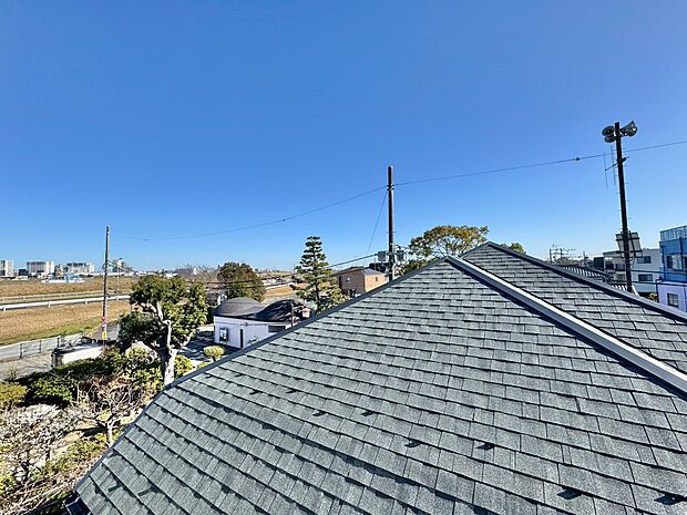 窓を開けると広がる青空。心をリフレッシュして日々を過ごしていきましょう。