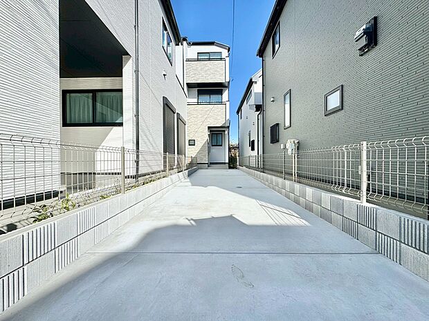 本物件の駐車スペースです。車種制限のある場合もございますので、お気軽にお問い合わせくださいませ。