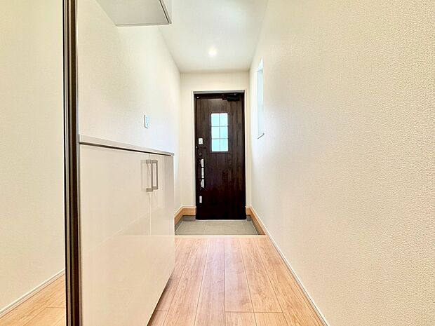 シューズボックスを完備した玄関です。