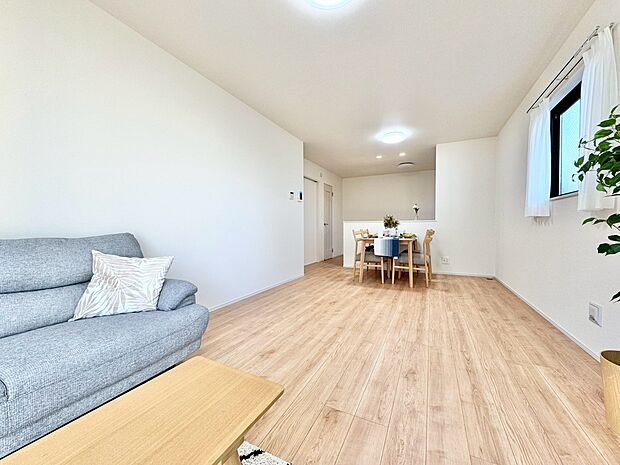 忙しく過ぎゆく日常を置き去るほど、ゆったりした時間が流れるリビング。