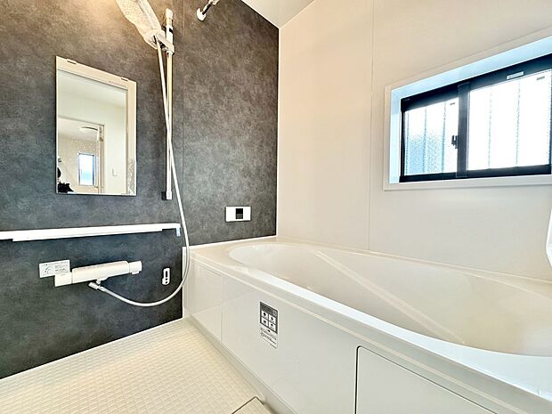 一日の疲れを癒すバスルームは、心地よいリラックスを叶える清潔感溢れる空間です。