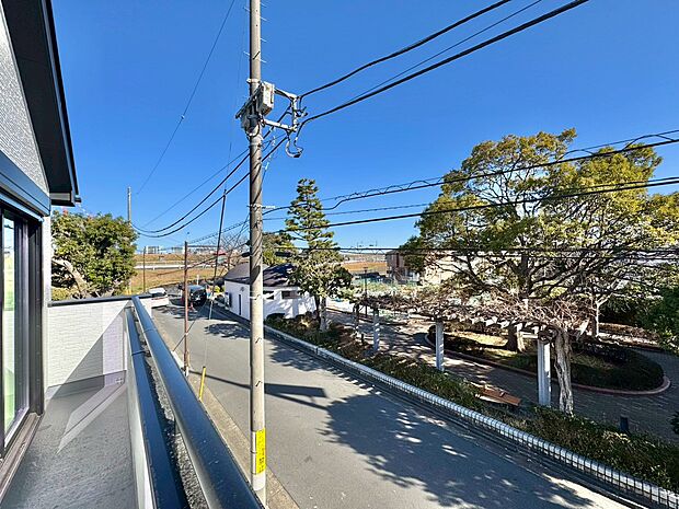 窓を開けると広がる青空。心をリフレッシュして日々を過ごしていきましょう。