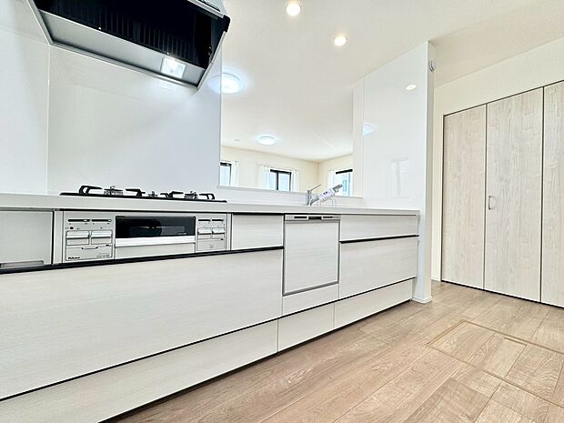 スマートな意匠と充実の機能を備えたキッチンが、暮らしにおいしい彩りを添えます。