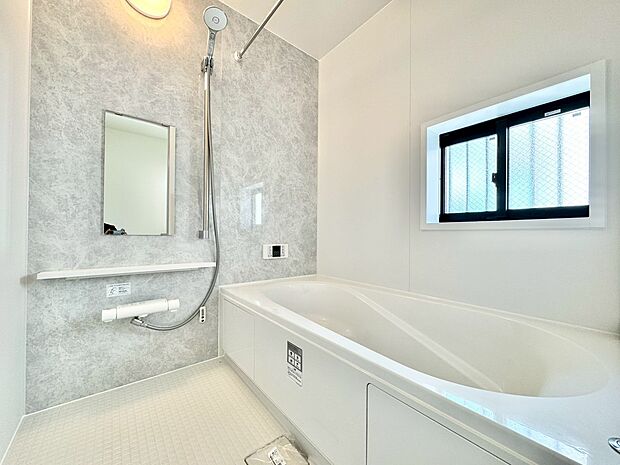 一日の疲れを癒すバスルームは、心地よいリラックスを叶える清潔感溢れる空間です。