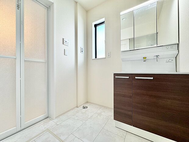 清潔感と心地よさを重視した、上質感漂うパウダールーム。