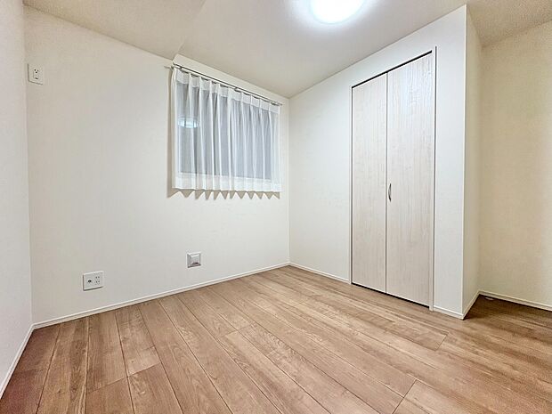 ベッドも十分に設置するスペースがあります。