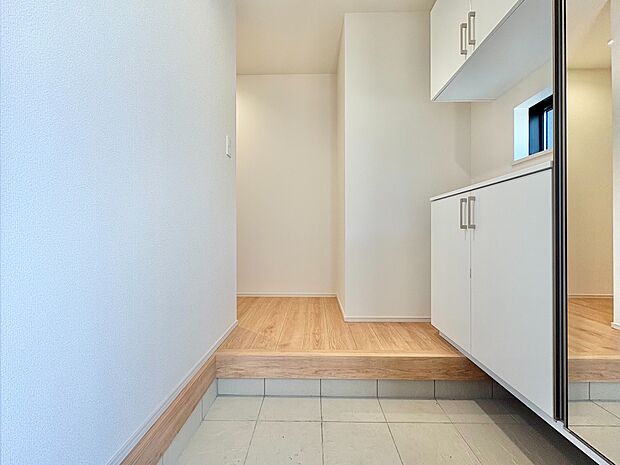 シューズボックスを完備した玄関です。