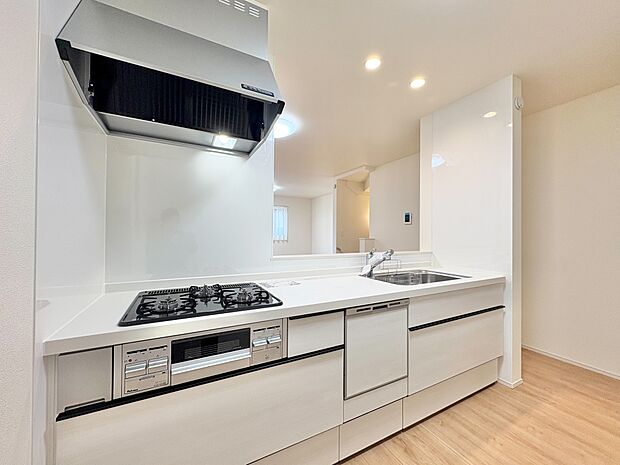 スマートな意匠と充実の機能を備えたキッチンが、暮らしにおいしい彩りを添えます。