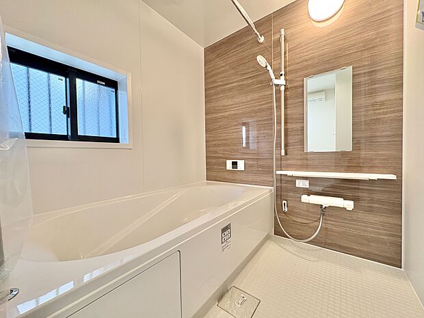 一日の疲れを癒すバスルームは、心地よいリラックスを叶える清潔感溢れる空間です。