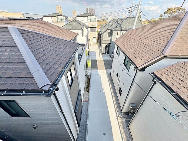 窓を開けると広がる青空。心をリフレッシュして日々を過ごしていきましょう。