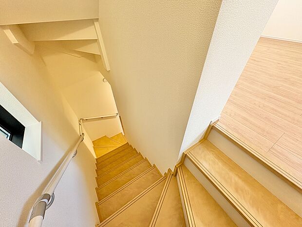 落ち着いた雰囲気の階段。手すりも常設しているので、ゆったりお使いになれます。