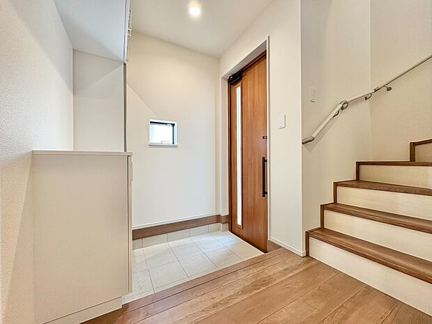 シューズボックスを完備した玄関です。