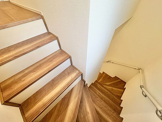 落ち着いた雰囲気の階段。手すりも常設しているので、ゆったりお使いになれます。