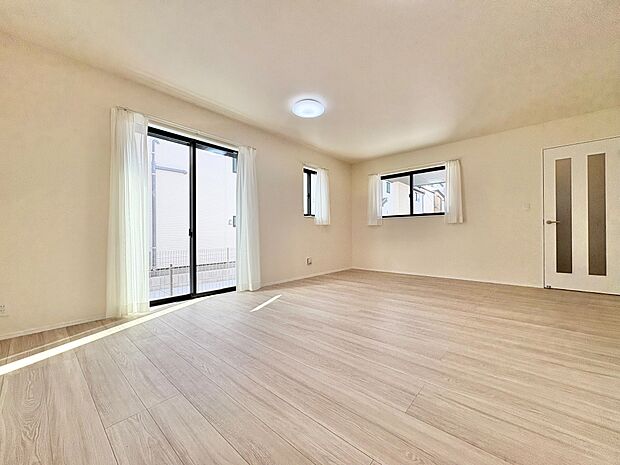 忙しく過ぎゆく日常を置き去るほど、ゆったりした時間が流れるリビング。