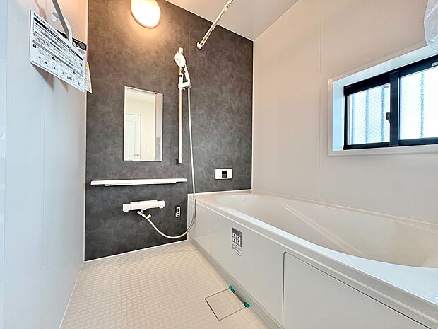 一日の疲れを癒すバスルームは、心地よいリラックスを叶える清潔感溢れる空間です。