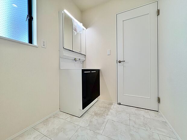 清潔感と心地よさを重視した、上質感漂うパウダールーム。