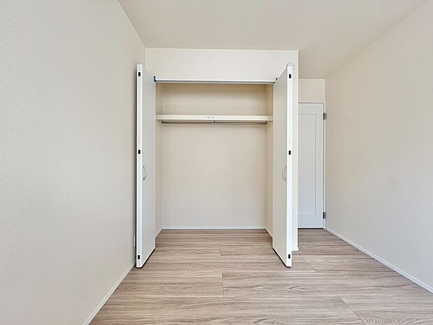 居室にはクローゼットがあり、荷物もスッキリ収納して快適にお過ごしいただけます。