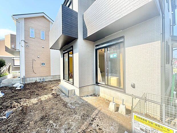 本物件の駐車スペースです。車種制限のある場合もございますので、お気軽にお問い合わせくださいませ。