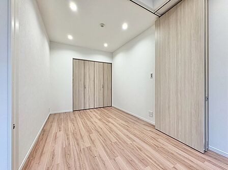 ベッドも十分に設置するスペースがあります。